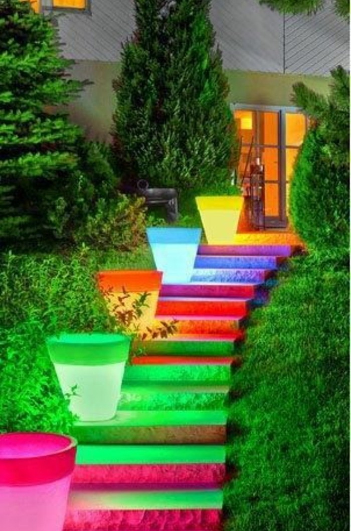 idee-deco-escalier-exterieur-extrêmement-originale-pots-à-fleurs-à-éclairage-LED