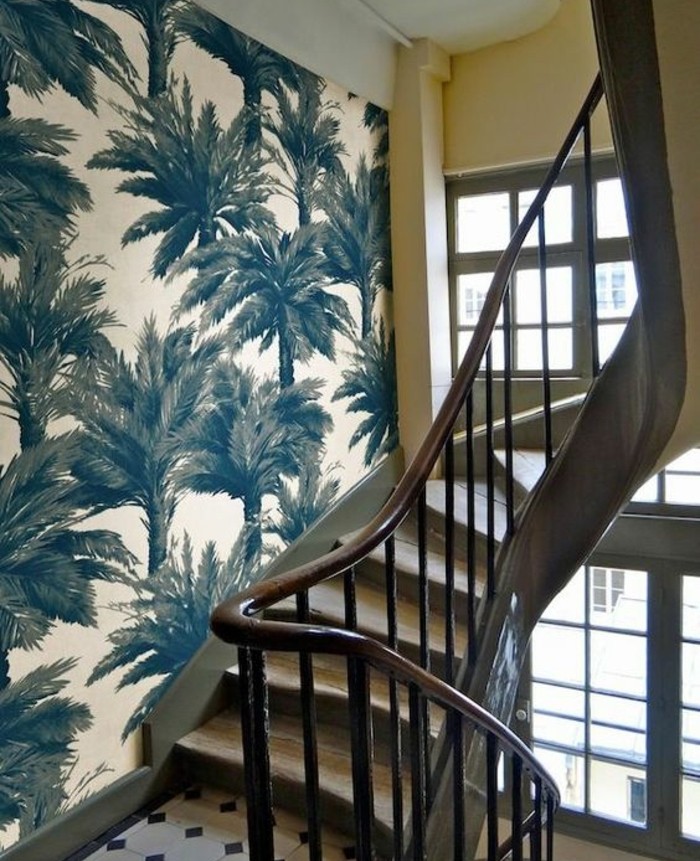 idee-originale-deco-escalier-qui-vous-transporte-dans-un-paradis-exotique-papier-peint-à-pamiers