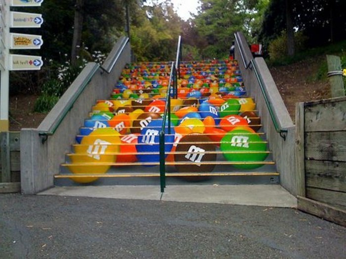 idee-très-originale-repeindre-un-escalier-exterieur-deco-en-bonbons-ambiance-gaie
