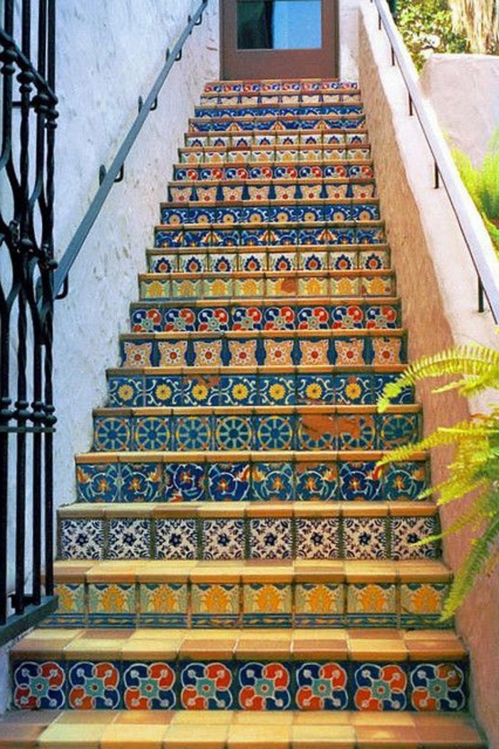 magnifique-idee-deco-escalier-habillage-escalier-avec-du-carrelage-à-jolie-mosaique