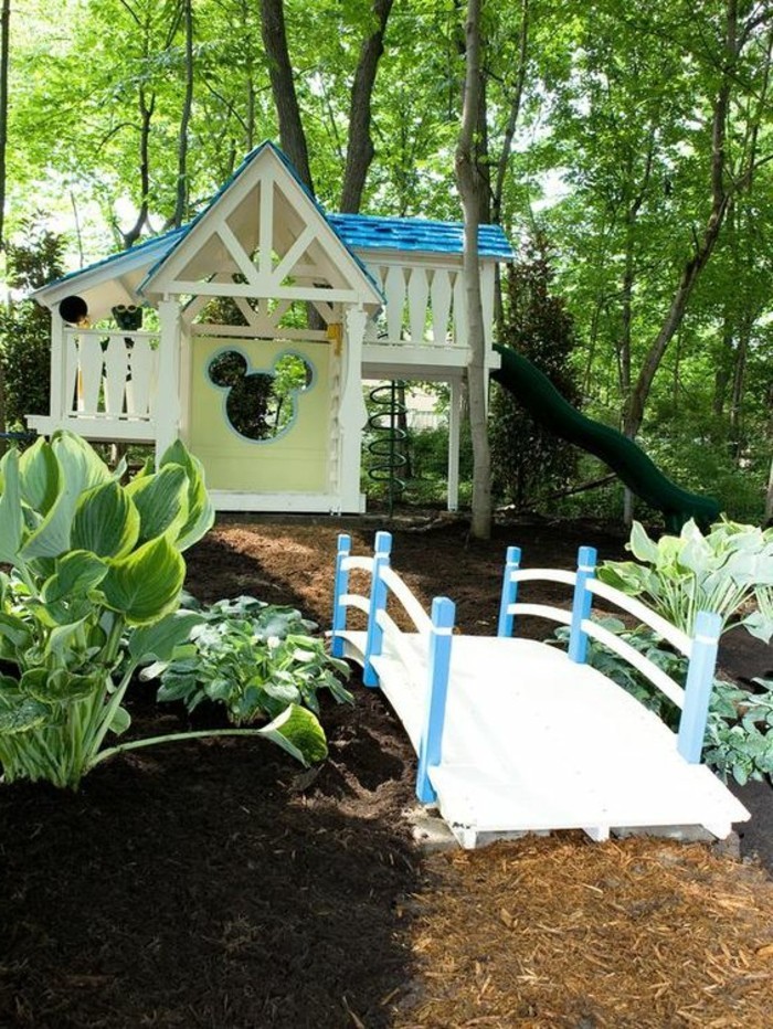 13-deco Disney dans le jardin. Une maison a la tete de Mickey Mouse.