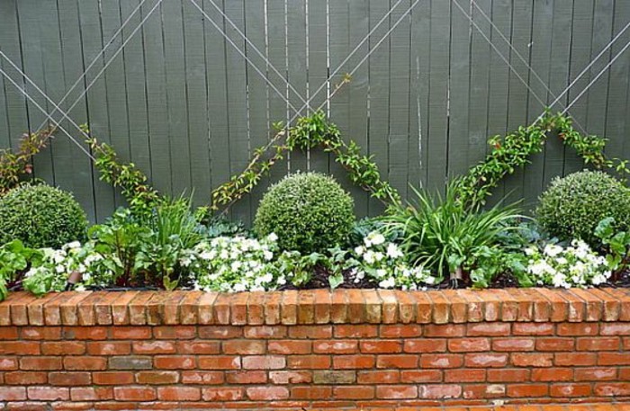 16-Mur de clôture. Couleurs gris, vert et fleurs blanches