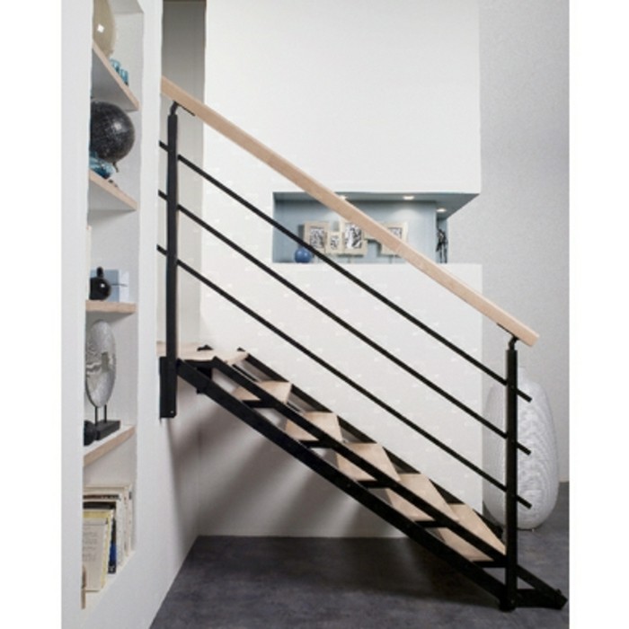 escalier-lapeyre-gain-de-place-idée-merveilleuse-adaptable-à-chaque-type-de-pièce-limon-double-en-acier-marches-en-sapin