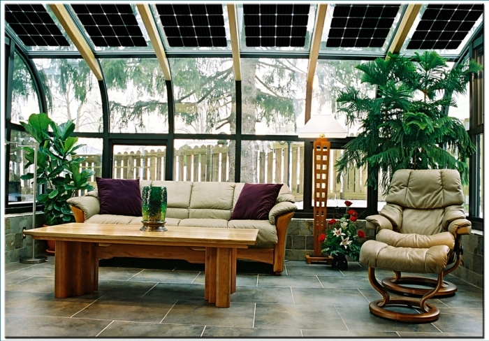 amenagement-veranda-magnifique-canapé-en-bois-fauteuil-très-confortable-table-en-bois-panneaux-photovoltaiques