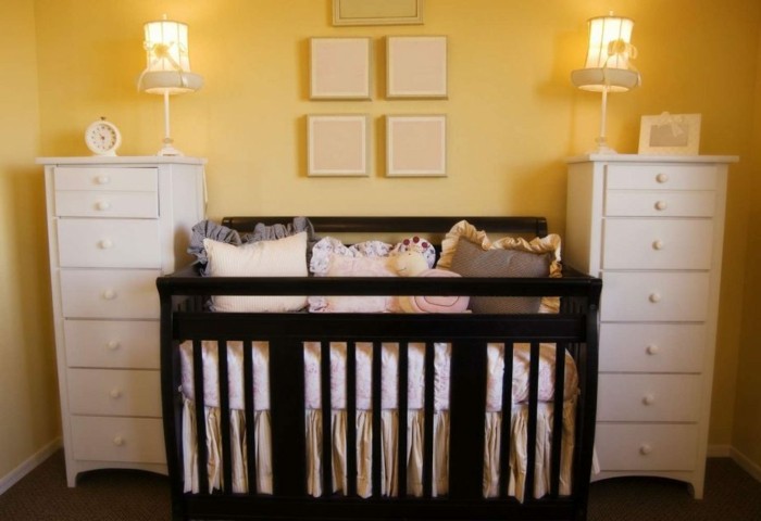 deco-chambre-bébé-couleur-murale-jaune-meubles-en-noir-et-blanc-une-chambre-bebe-à-la-mode