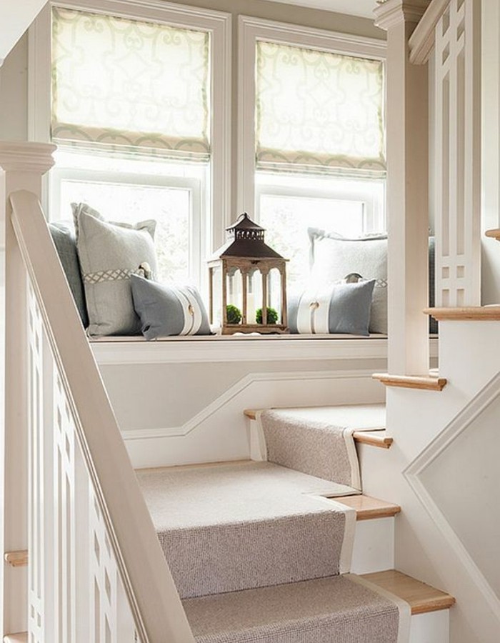 deco-escalier-avec-un-siège-aménagé-près-de-la-fenêtre-un-coin-repos-sur-le-palier-et-parfaite-idee-deco-escalier