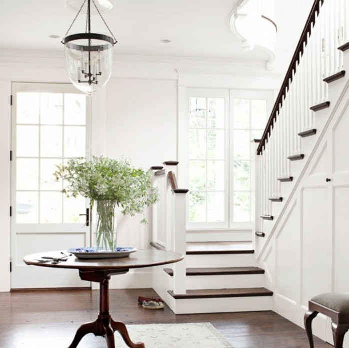 deco-escalier-en-blance-style-sobre-traditionnel-et-élégant-ambiance-zen