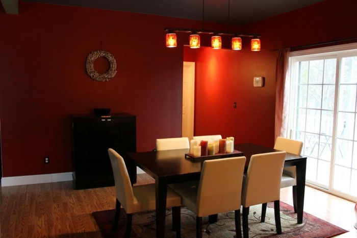 deco-salle-a-manger-rouge-table-en-bois-massive-chaises-blanches-luminaire-design-intéresant