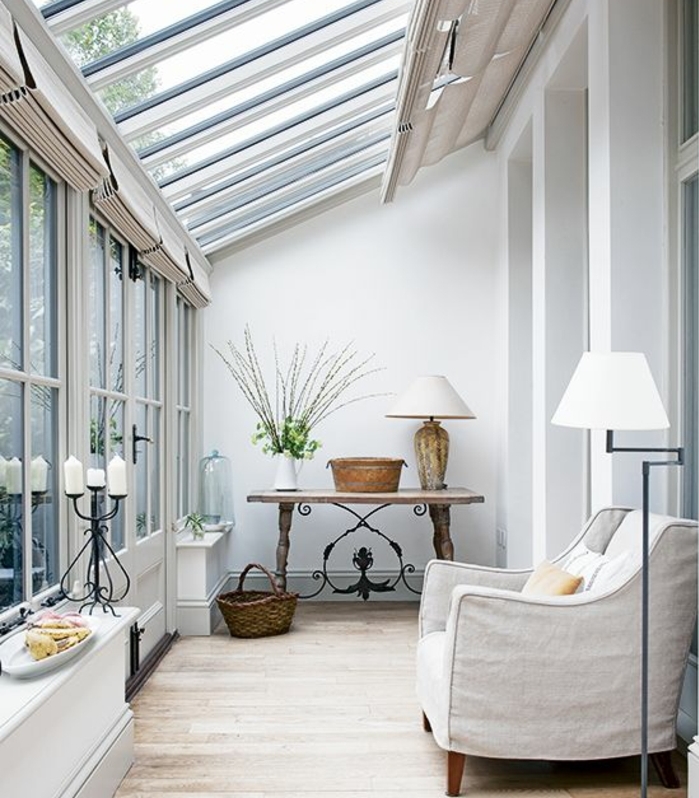 deco-veranda-aménagée-en-petit-espace-de-repos-où-s-adonnier-à-la-contemplation-décor-en-blanc-très-naturel-meubles-en-bois