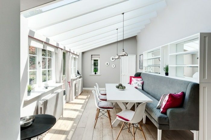 deco-veranda-en-blanc-amenagement-veranda-dans-un-style-très-élégant-meubles-blanc-et-un-canapé-gris-contrastant