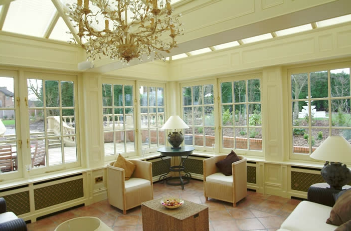 deco-veranda-en-blanc-style-ancien-meubles-vintage-ambiance-accueillante