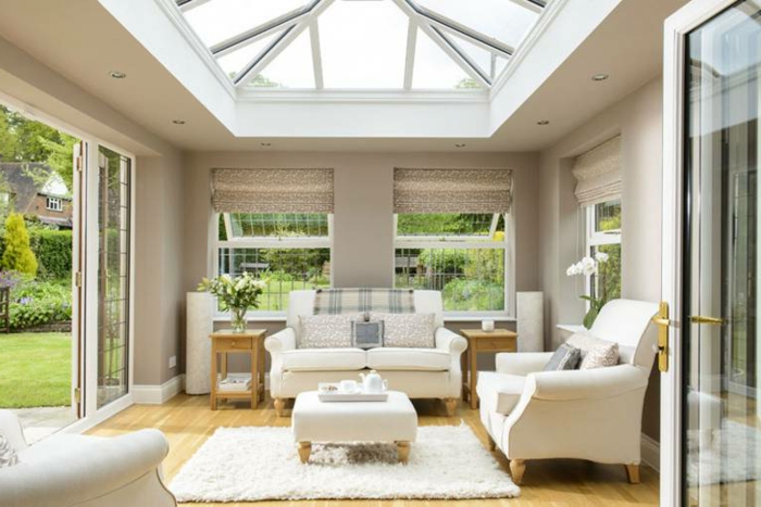 deco-veranda-en-blanc-style-sobre-et-esthétique-meubles-blancs-sol-stratifié-veranda-aménagée-en-petit-salon