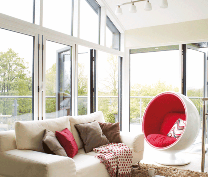 deco-veranda-moderne-canapé-couleur-crème-fauteuil-design-contemporain-tapis-marron