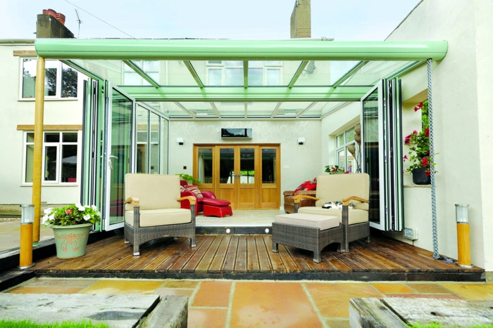 deco-veranda-qui-fait-rêver-extension-en-verre-canapé-et-chaise-longue, orientés-vers-l-exterieur-pour-profiter-du-soleil