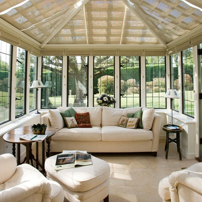 deco-veranda-élégante-ambiance-propice-à-la-relaxation-canapés-fauteuils-blancs