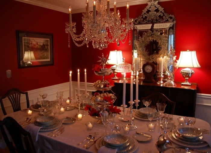 decoration-salle-a-manger-luxe-peinture-murale-rouge-vaisselle-exquise-style-pompeux-déco-surchargée