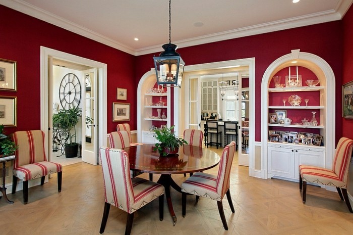 decoration-salle-a-manger-rouge-vaisselier-blanc-carrelage-table-en-bois-chaise-à-rayures-rouges