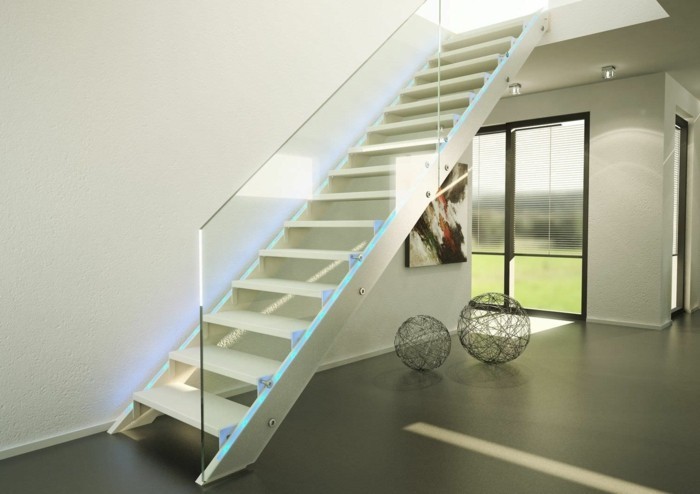 escalier-moderne-en-blanc-balustrade-en-verre-design-simple