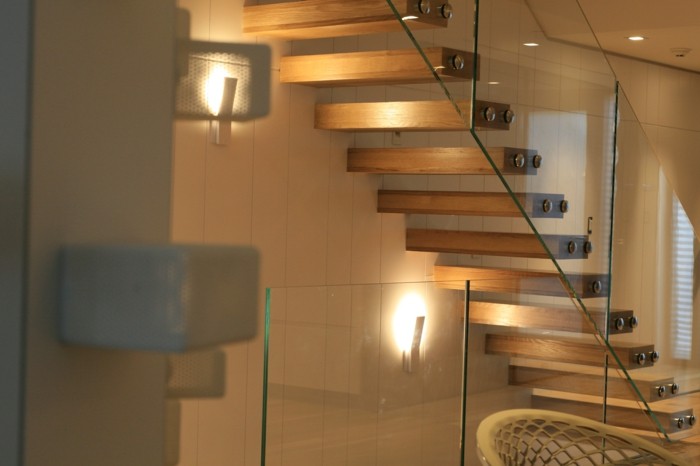escalier-moderne-escalier-droit-avec-des-marches-en-bois-et-balustrade-en-verre