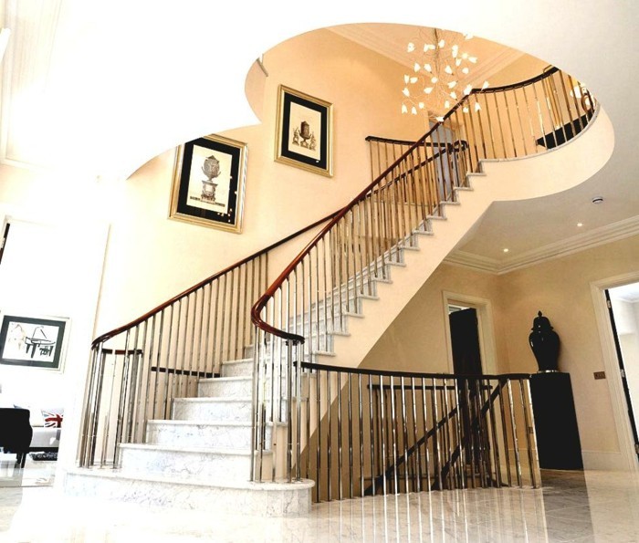 escalier-moderne-maison-de-luxe-marches-en-marbre-escalier-droit