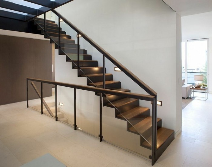 escalier-moderne-modele-escalier-droit-marches-en-bois-style-simple-sobre