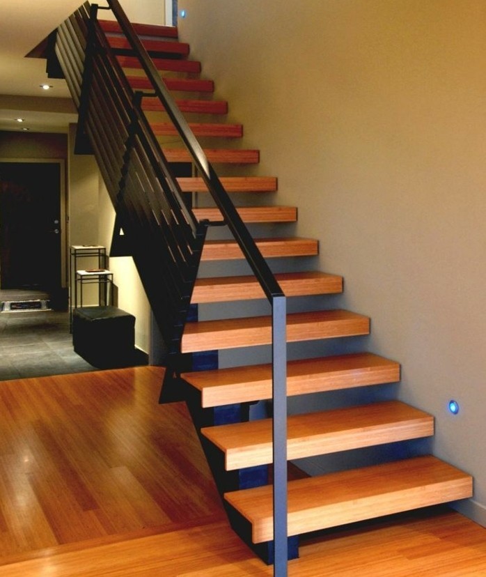 escalier-moderne-modele-escalier-à-marches-en-bois-balustrade-métallique-escalier-droit