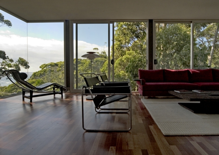 extension-maison-très-moderne-chaise-longue-noir-sofa-couleur-bordeau-chaises-noires-une-vue-admirable