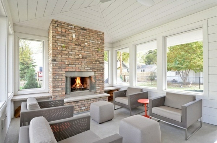 formidable-idee-deco-veranda-style-sobre-meubles-gris-et-une-magnifique-cheminée