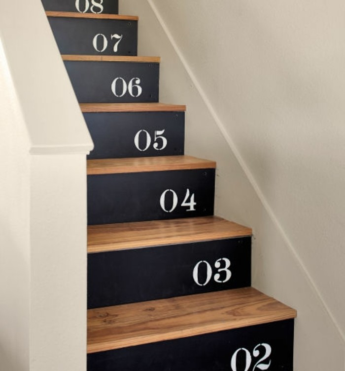 idee-deco-escalier-contremarches-escalier-numérotées-renovation-peinture-escalier-bois-originale