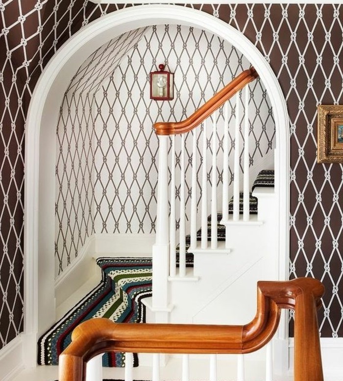 idee-deco-escalier-extraordinaire-deco-mur-à-motifs-géométriques-tapis-escalier-oriental-idee-escalier-quart-turnant-surplombé-d-un-arc