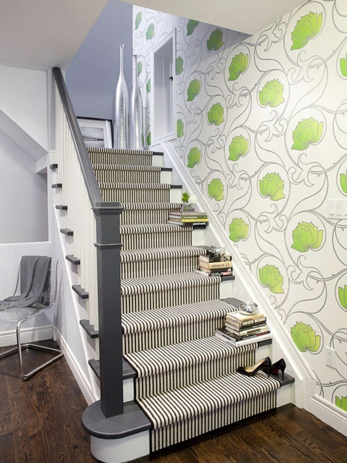 idee-deco-escalier-style-eclectique-tapis-escalier-à-rayures-déco-murale-à-motifs-floraux-piles-de-livres-comme-élément-déco