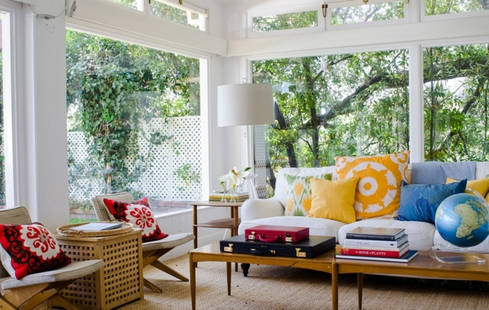 idee-deco-veranda-traditionnelle-aménagée-en-espace-détente-grand-canapé-blanc-petite-table-en-bois