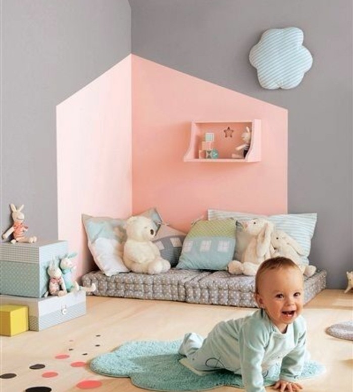 idee-originale-peinture-chambre-bebe-rose-et-gris-matelas-posé-à-même-le-sol-chambre-bébé-style-montessori