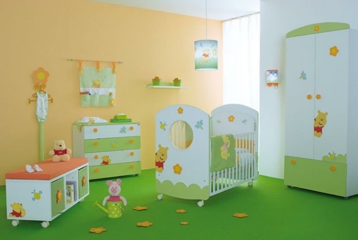 idee-peinture-chambre-bébé-originale-deco-créative-sur-le-thème-winnie-l-ourson-sol-en-vert-ambiance-accueillante