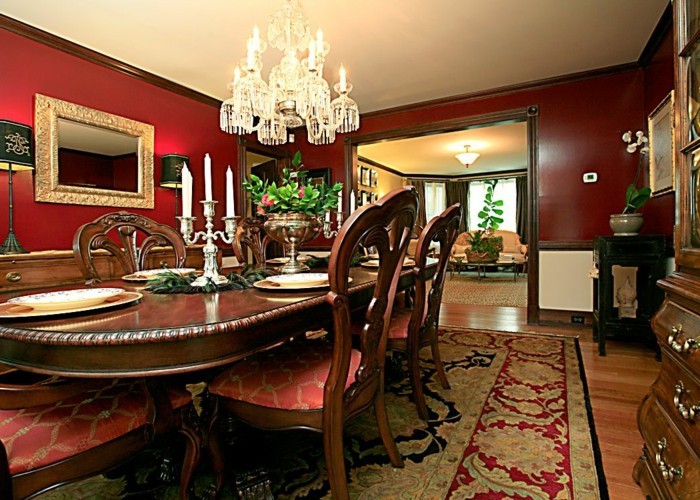 idee-peinture-salle-à-manger-en-rouge-foncé-table-en-bois-lustre-somptueux-chaises-très-élégantes-tapis-oriental-déco-vintage-exubérente
