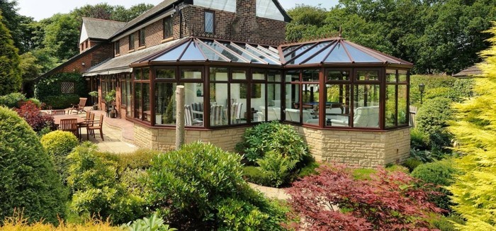 idée-formidable-veranda-moderne-dans-un-style-rustique-parfaite-pour-une-maison-de-campagne-toit-veranda-en-bois-et-verre