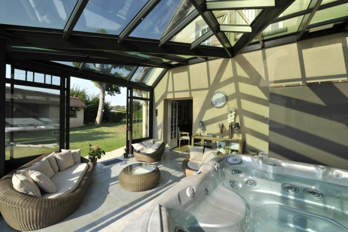 idée-veranda-alu-spa-et-espace-détente-ambiance-accueillante