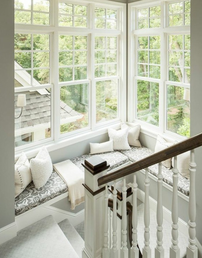 jolie-idee-deco-escalier-et-un-magnifique-coin-de-détente-près-de-la-fenêtre-un-oasis-sur-le-palier