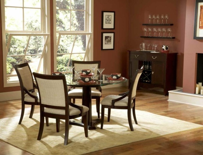 magnifique-deco-salle-a-manger-couleur-bordeau-table-ronde-en-bois-chaise-en-bois-vaisselier-en-bois-marron