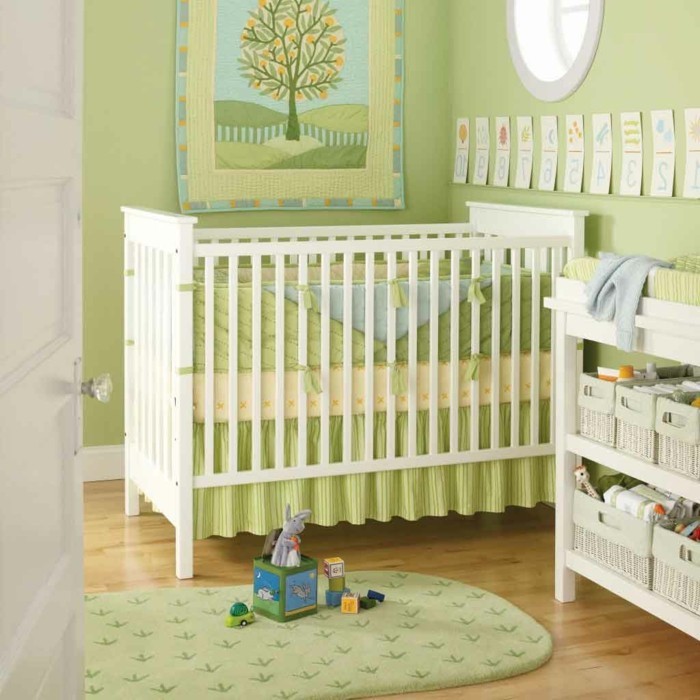 peinture-chambre-bébé-couleur-verte-pistache-meubles-en-blanc-lit-à-barreaux-espace-de-rangement-belle-déco-murale