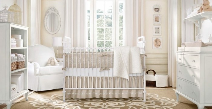 peinture-chambre-bébé-en-blanc-et-beige-lit-bébé-à-barreaux-table-à-langer-espace-de-rangement-tapis-à-motifs-floraux-ambiance-douce-apaisante-style-vintage