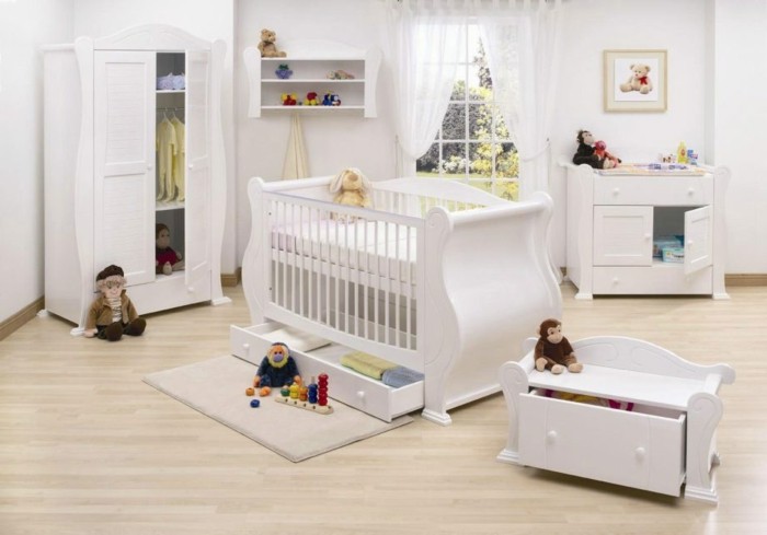 peinture-chambre-bébé-en-blanc-stratifié-meubles-blancs-très-élégants-chambre-bébé-spacieuse-et-très-lumineuse