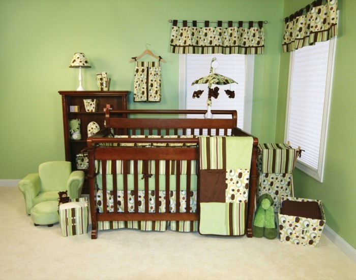 peinture-chambre-bébé-en-vert-décor-en-vert-et-marron-lit-à-barreaux-en-bois-marron