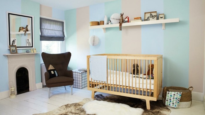 peinture-chambre-bébé-à-rayures-lit-bébé-en-bois-étagère-murale-avec-des-jouets-miroir-panier-à-langer-canapé-marron