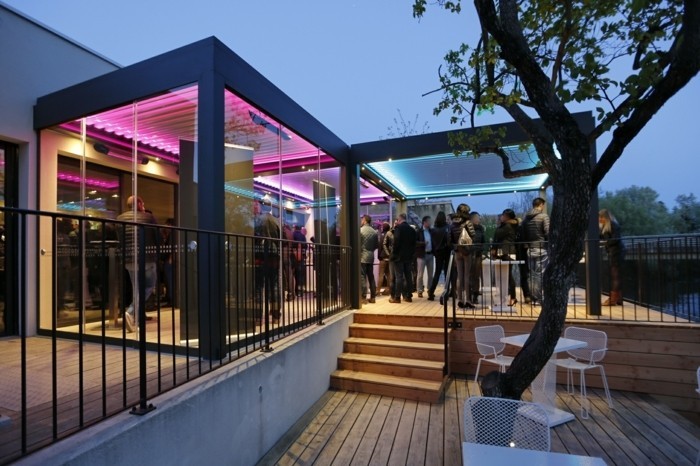 pergola-terrasse-ultra-moderne-un-espace-qui-accorder-un-bon-accueil-à-vos-invités-éclairage-LED-de différentes couleur