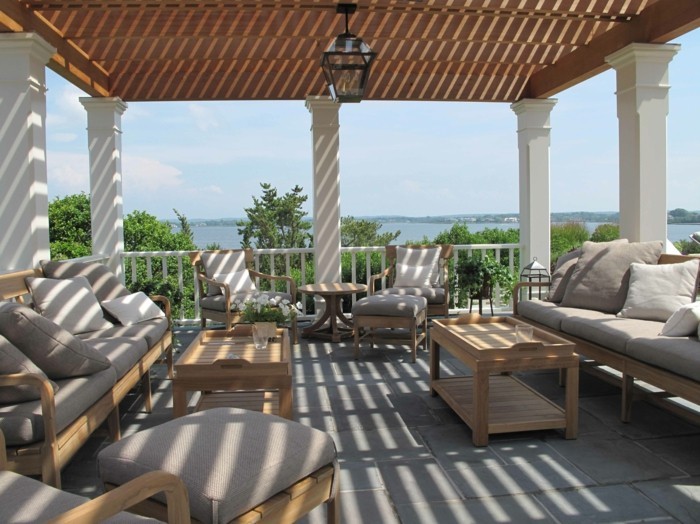 pergola-terrasse-aménagée-en-epace-de-repos-meubles-en-bois-sièges-grises-table-basse-en-bois