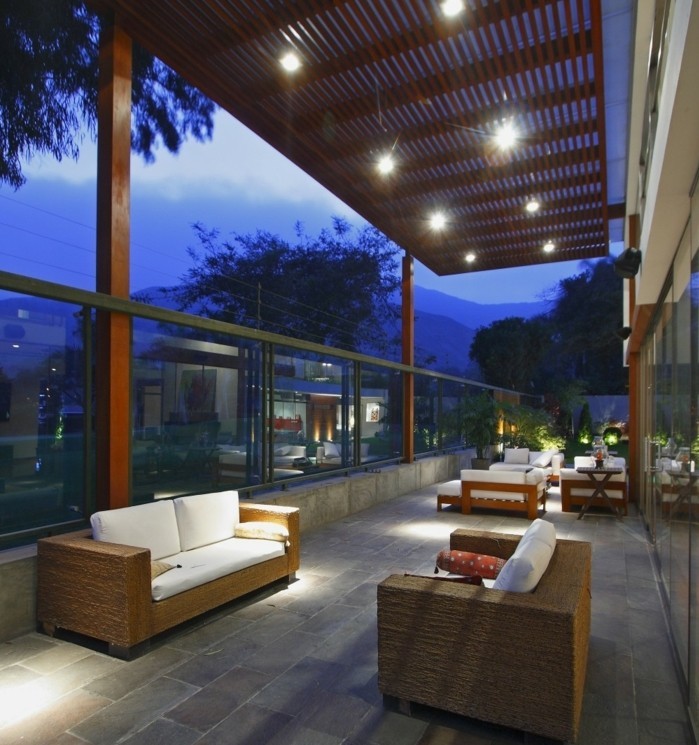 pergola-terrasse-en-bois-pergola-terrasse-transformée-en-espace-de-détente-avec-des-fauteils-confortable-une-idée-formidable-pour-profiter-de-votre-terrasse