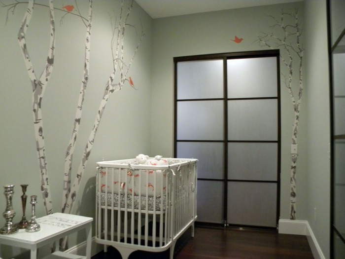 peunture-chambre-bebe-en-vert-clair-à-motifs-floraux-lit-bébé-à-barreaux-idée-deco-chambre-bebe-très-originale