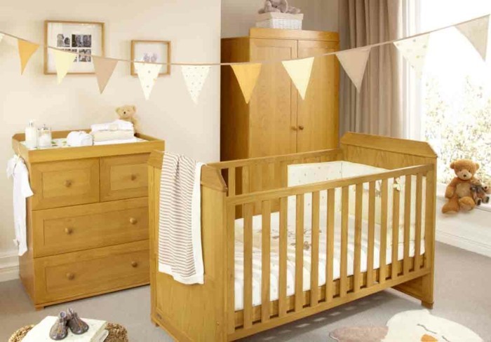 peinture-chambre-bébé-en-couleur-douce-commode-armoire-et-lit-à-barreaux-en-bois-ambiance apaisante