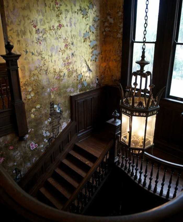 renovation-escalier-originale-style-opulent-idée-papier-peint-au-goût-vintage-escalier-en-bois